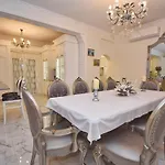 Vila Theodora *